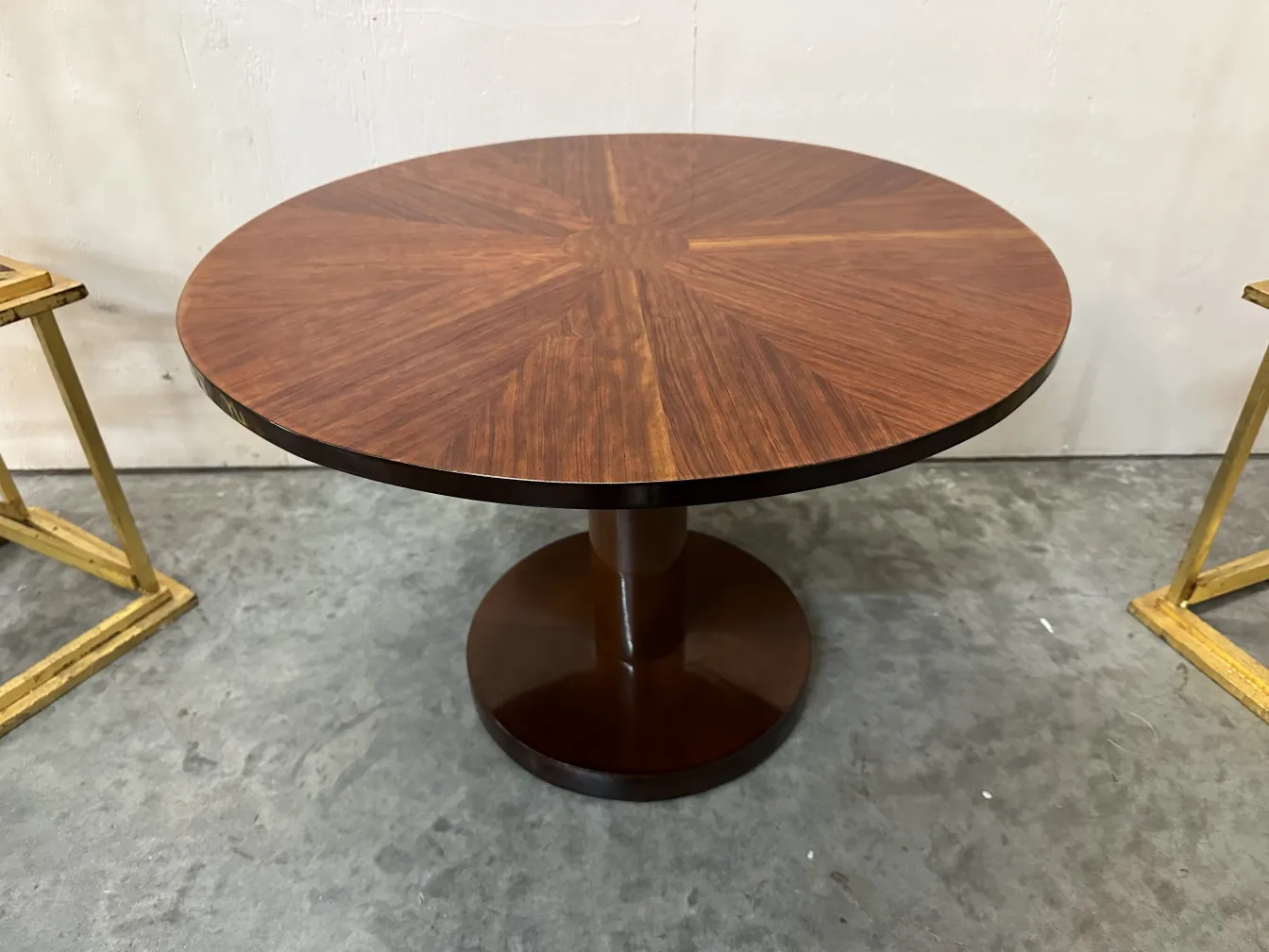 antico tavolino rotondo con un design elegante