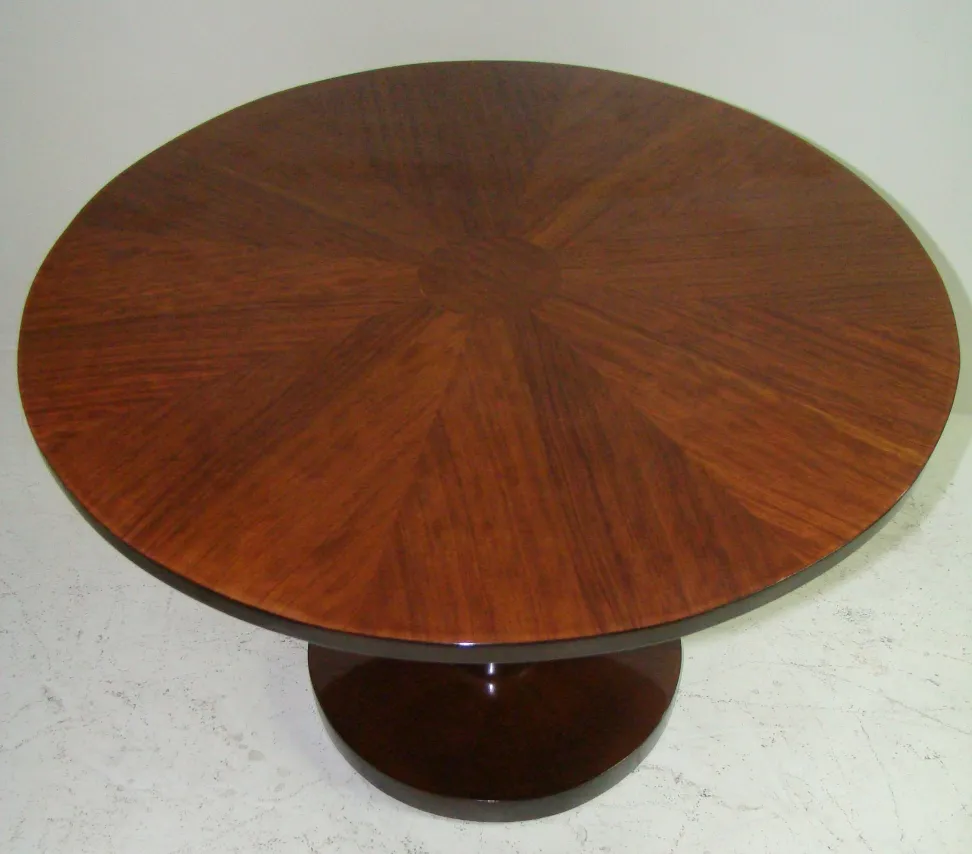 petite table antique ronde avec design élégant et poli, fond neutre
