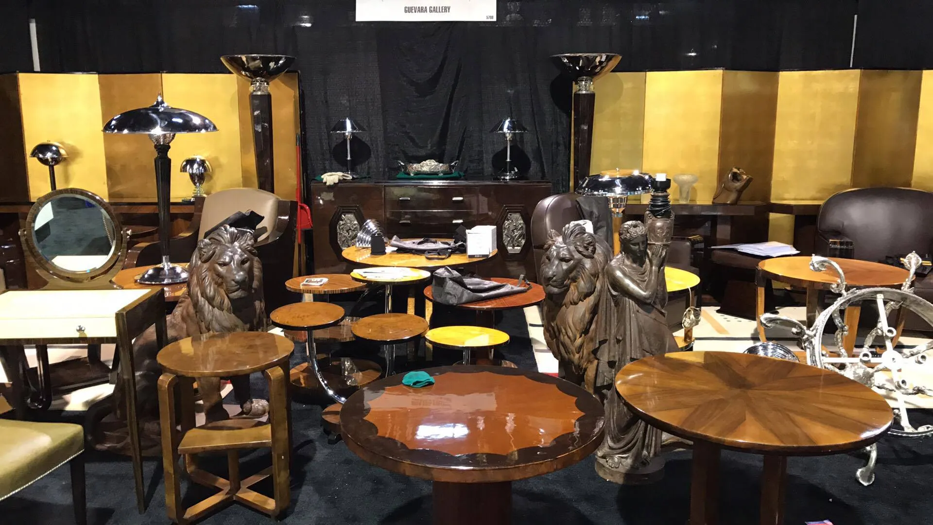 tavolino antico decorativo circondato da oggetti vintage