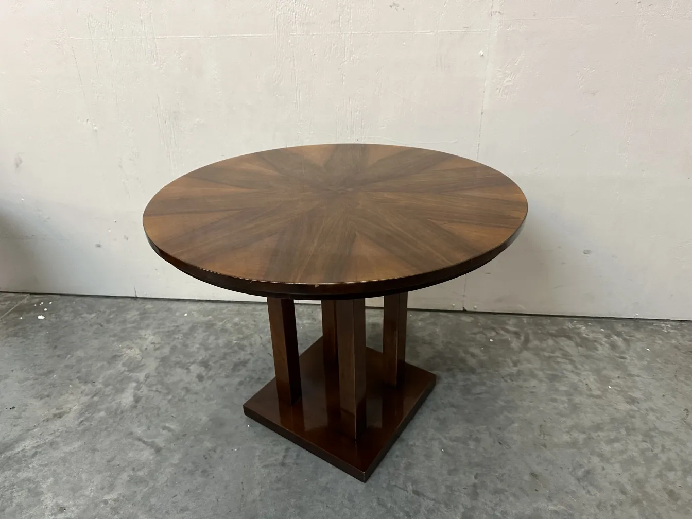 table ancienne ronde avec une base en bois