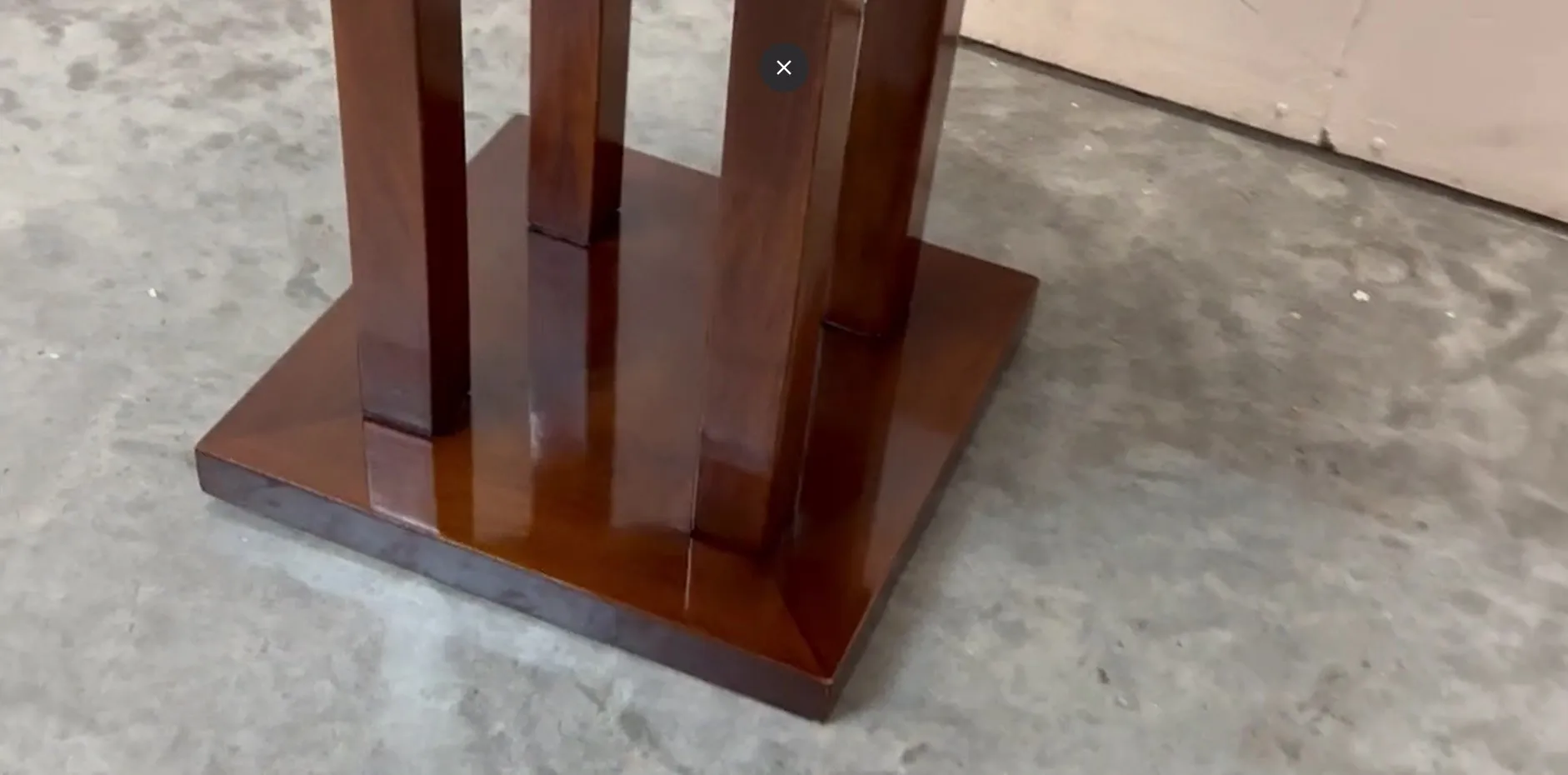 petite table ancienne avec pieds droits dans un environnement calme