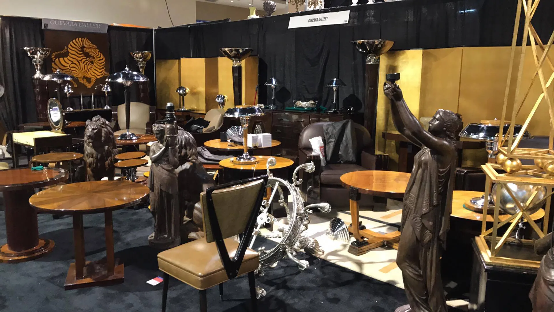 古老的装饰小桌子在古董画廊中