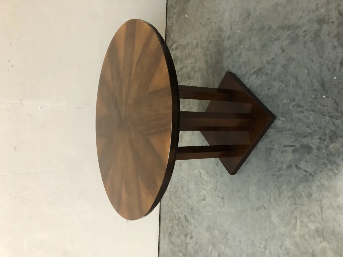 Mesinha antiga redonda com um design simples e pernas