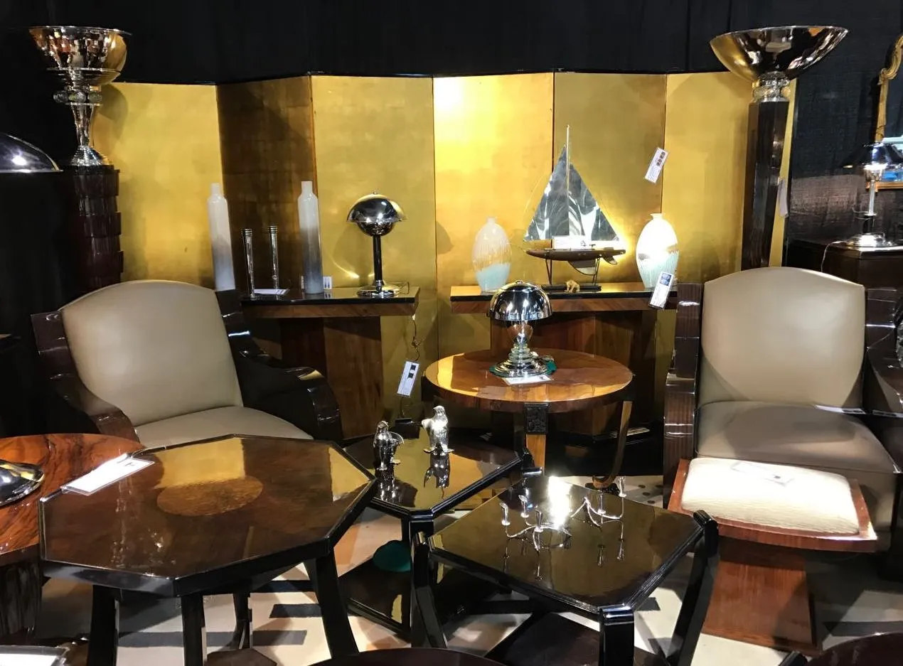 mesita antigua de diseño simple en un ambiente elegante con lámparas y decoraciones