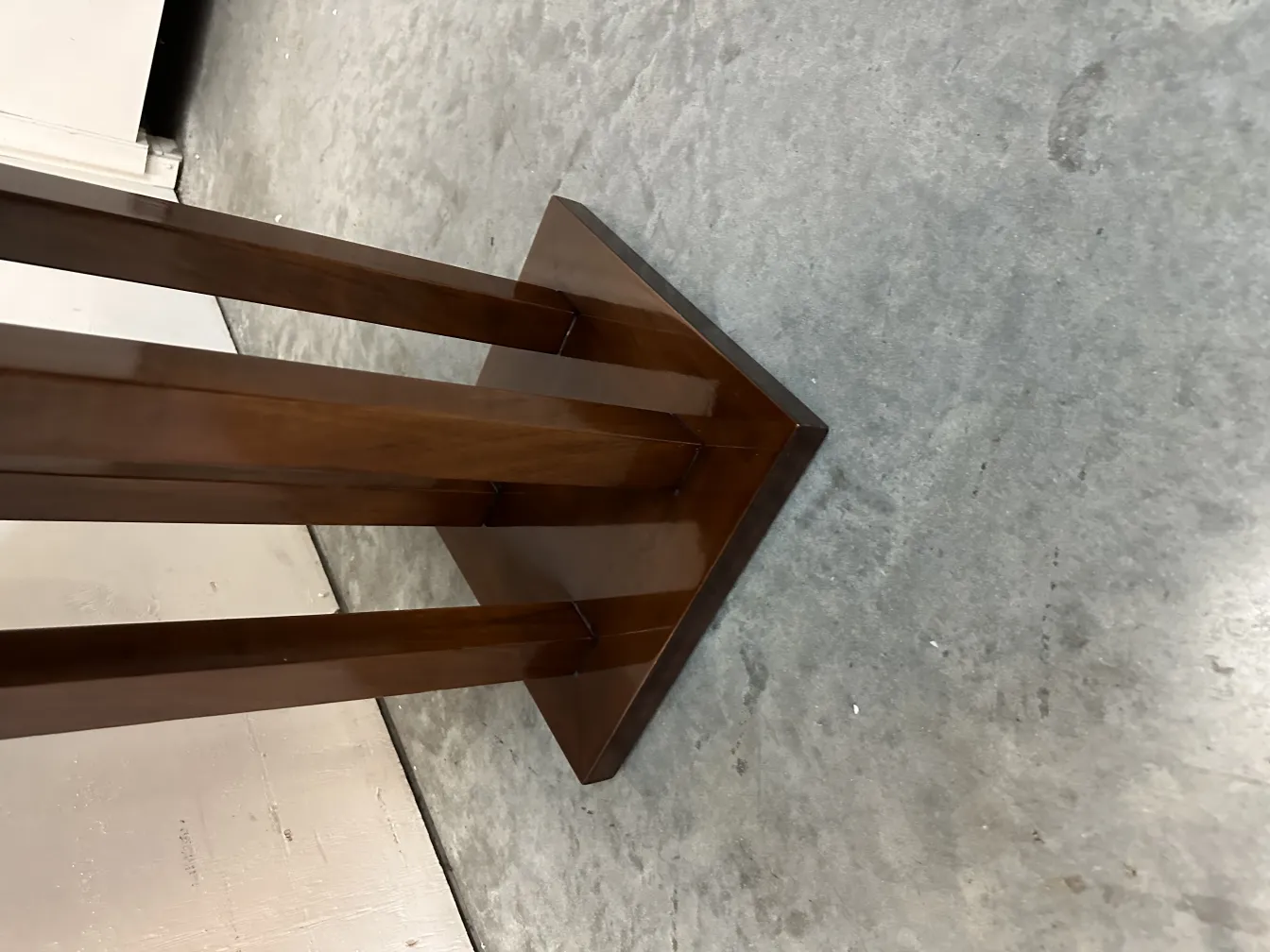 Petite table ancienne avec design de pieds, fond doux.