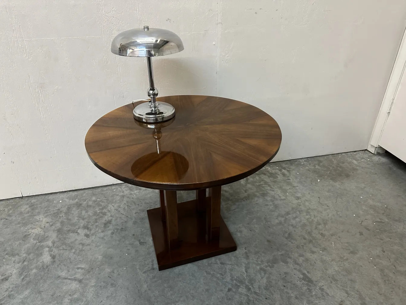tavolino antico rotondo con lampada moderna