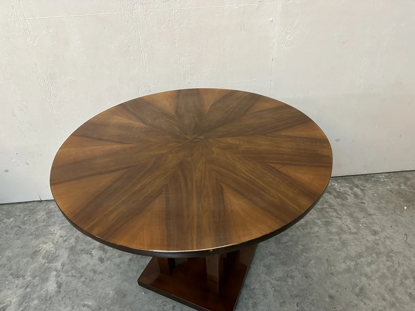 petite table antique ronde décorée de motifs élégants