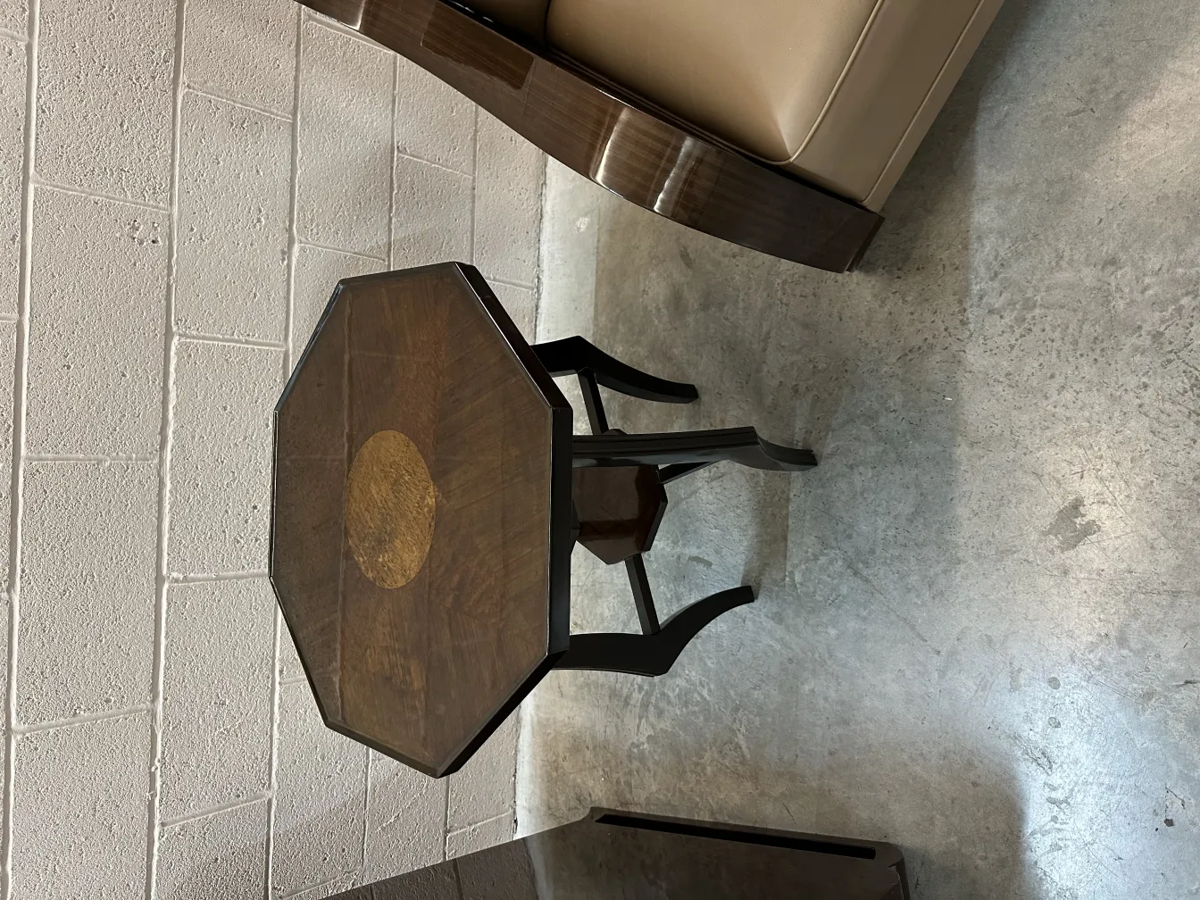 Mesinha octagonal antiga com design exclusivo.