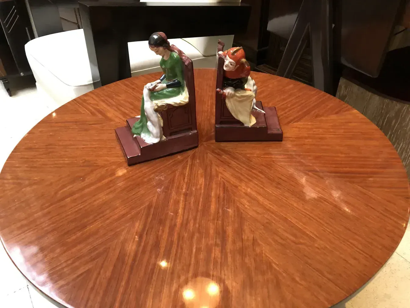 Serre-livres anciens avec une figurine de femme et d'enfant, style Art Nouveau.