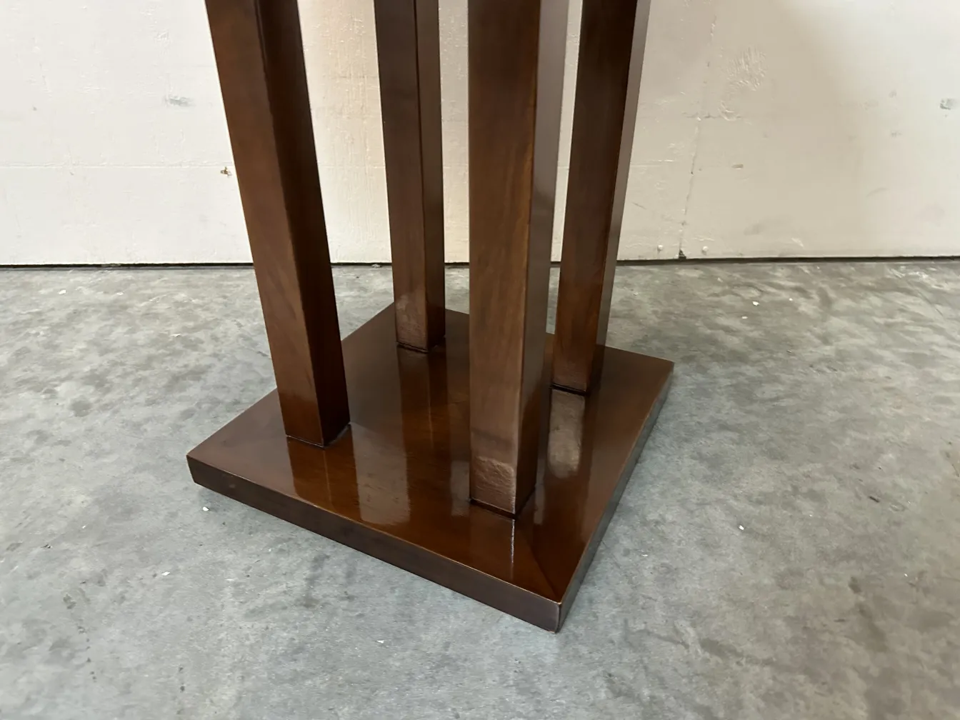 Table ancienne avec une base carrée et des pieds droits