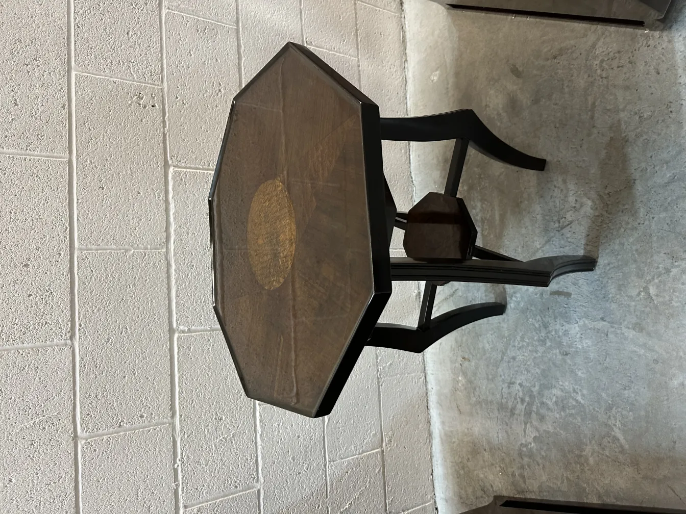 antiker kleiner acht-eckiger Tisch mit einzigartigem und elegantem Design