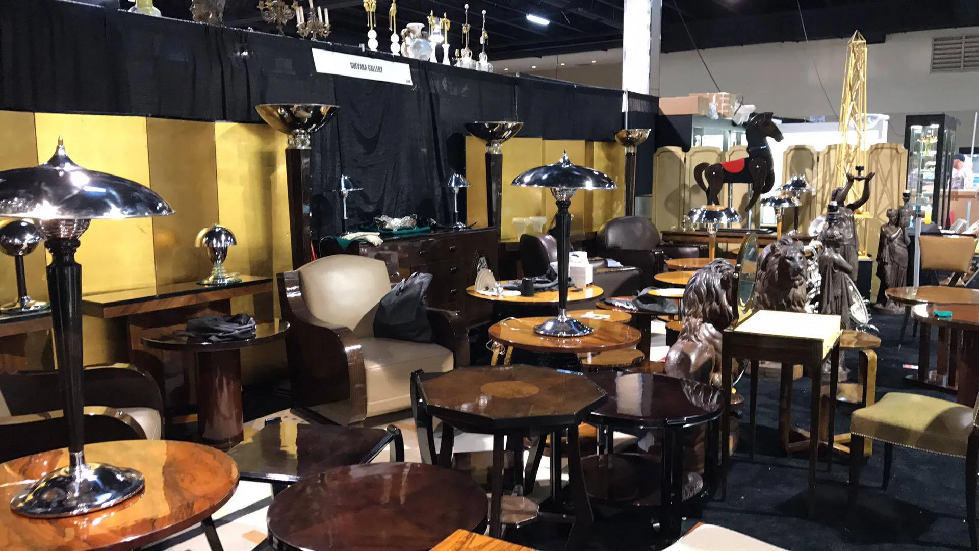 mesinha antiga com detalhes únicos, cercada por outros móveis