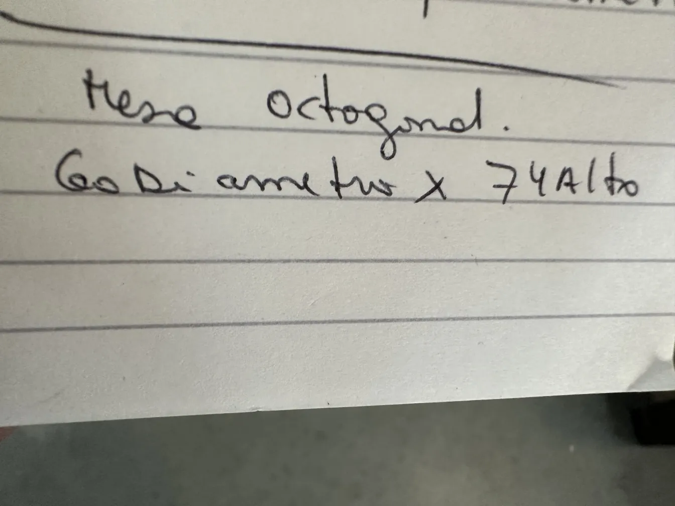 маленький антикварный столик восьмиугольный с видимыми деталями