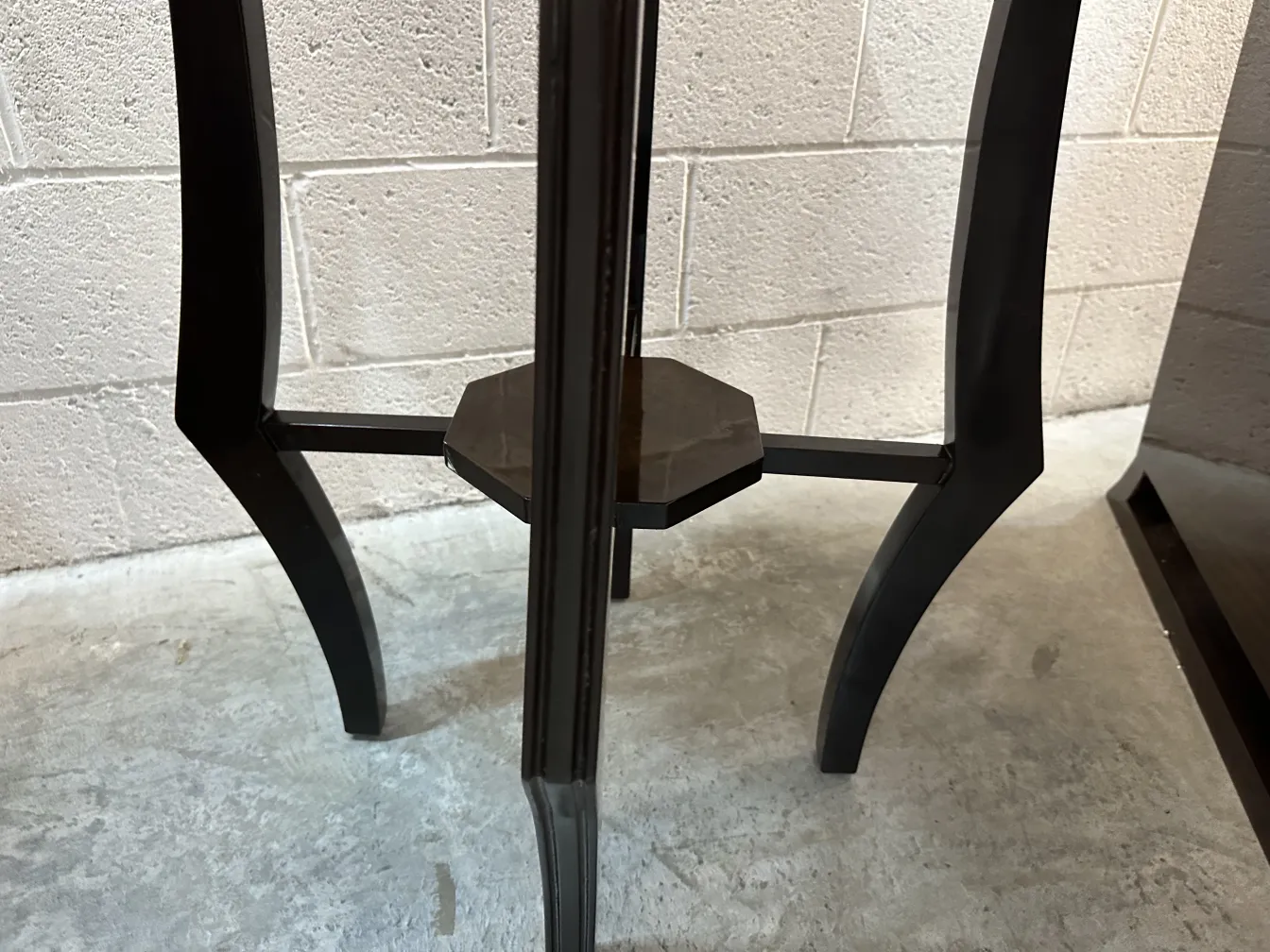 tavolino antico con gambe eleganti, design semplice in un contesto moderno