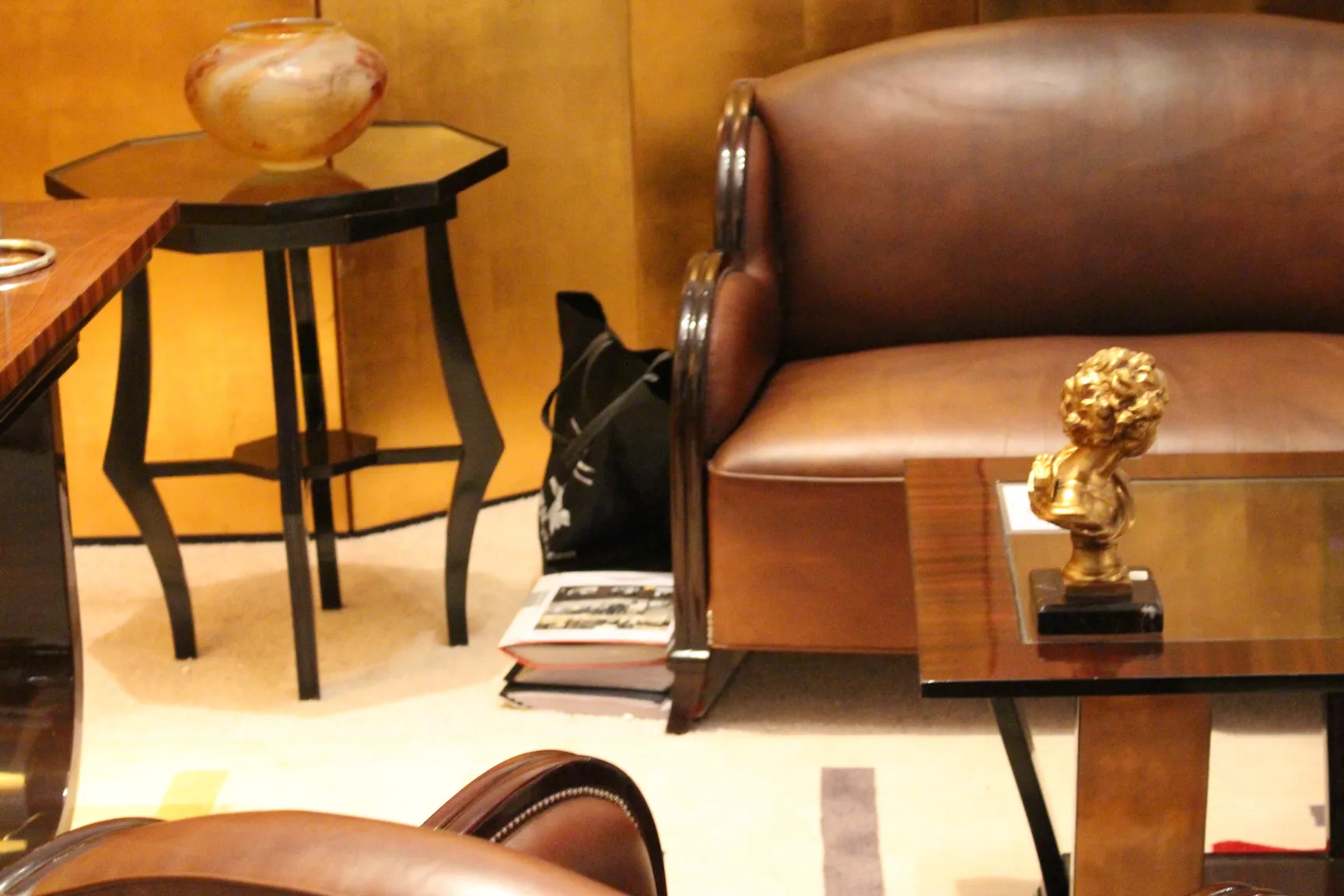 Petite table antique avec décoration, dans un cadre élégant