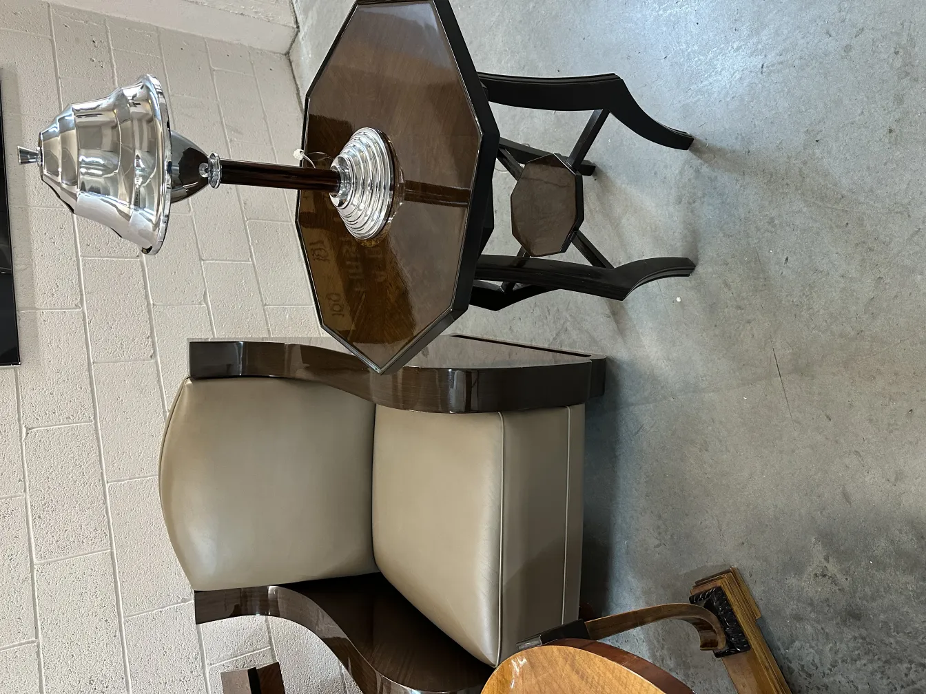 tavolino antico con lampada decorativa e poltrona