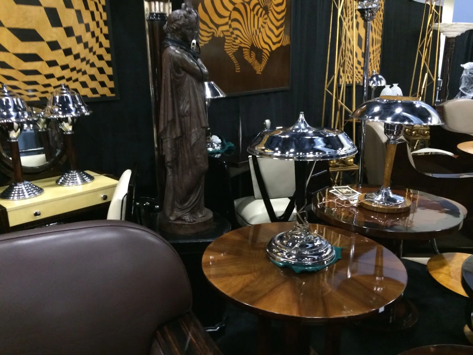 mesinha antiga em forma redonda com lâmpadas brilhantes e decorações esculpidas ao redor.