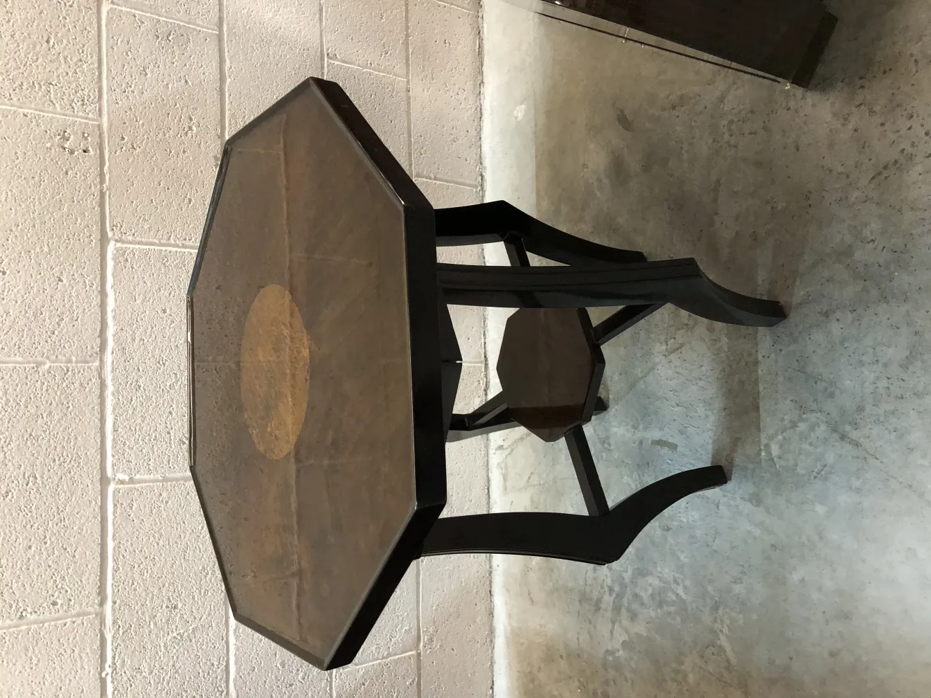 mesita octagonal antigua con patas elegantes