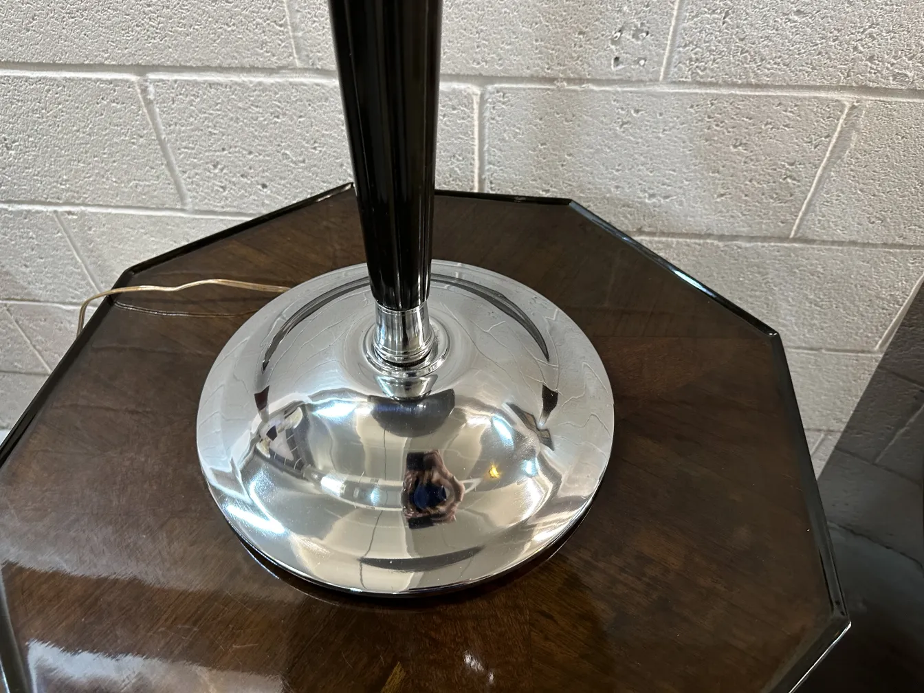 Tavolino antico con design elegante e base brillante.