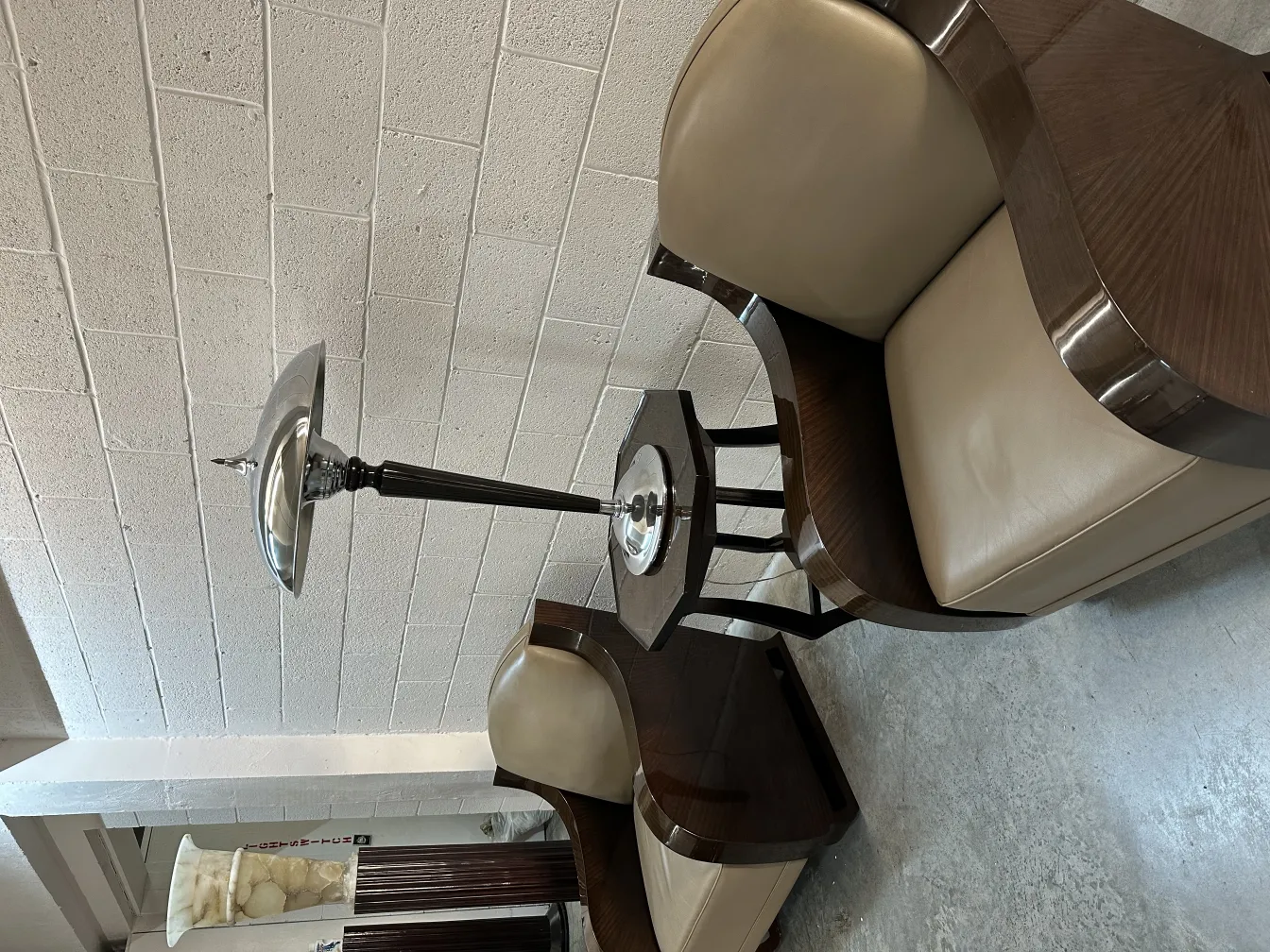 tavolino antico con design elegante in un ambiente accogliente