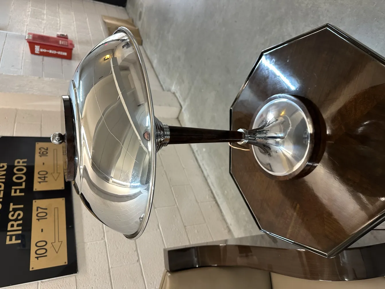 Petite table antique avec dessus octogonal et base brillante