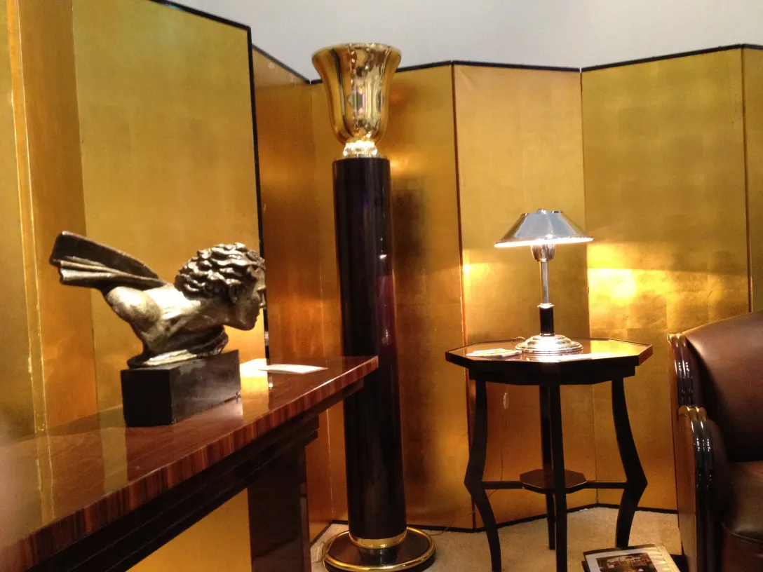 古い小さなテーブルが金色の装飾に囲まれています