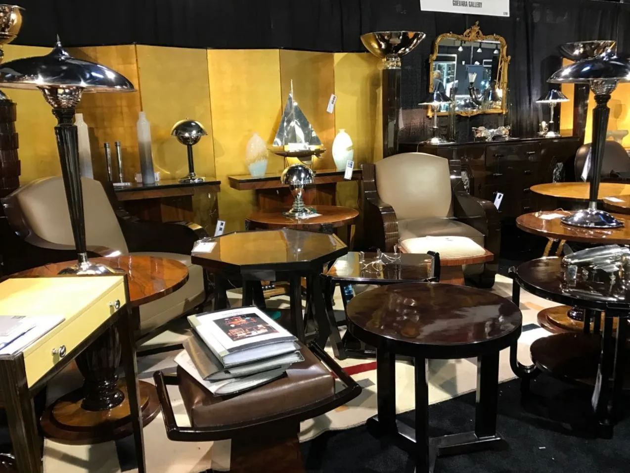 mesinha de antiguidade com design decorativo, vários estilos de lâmpadas ao redor