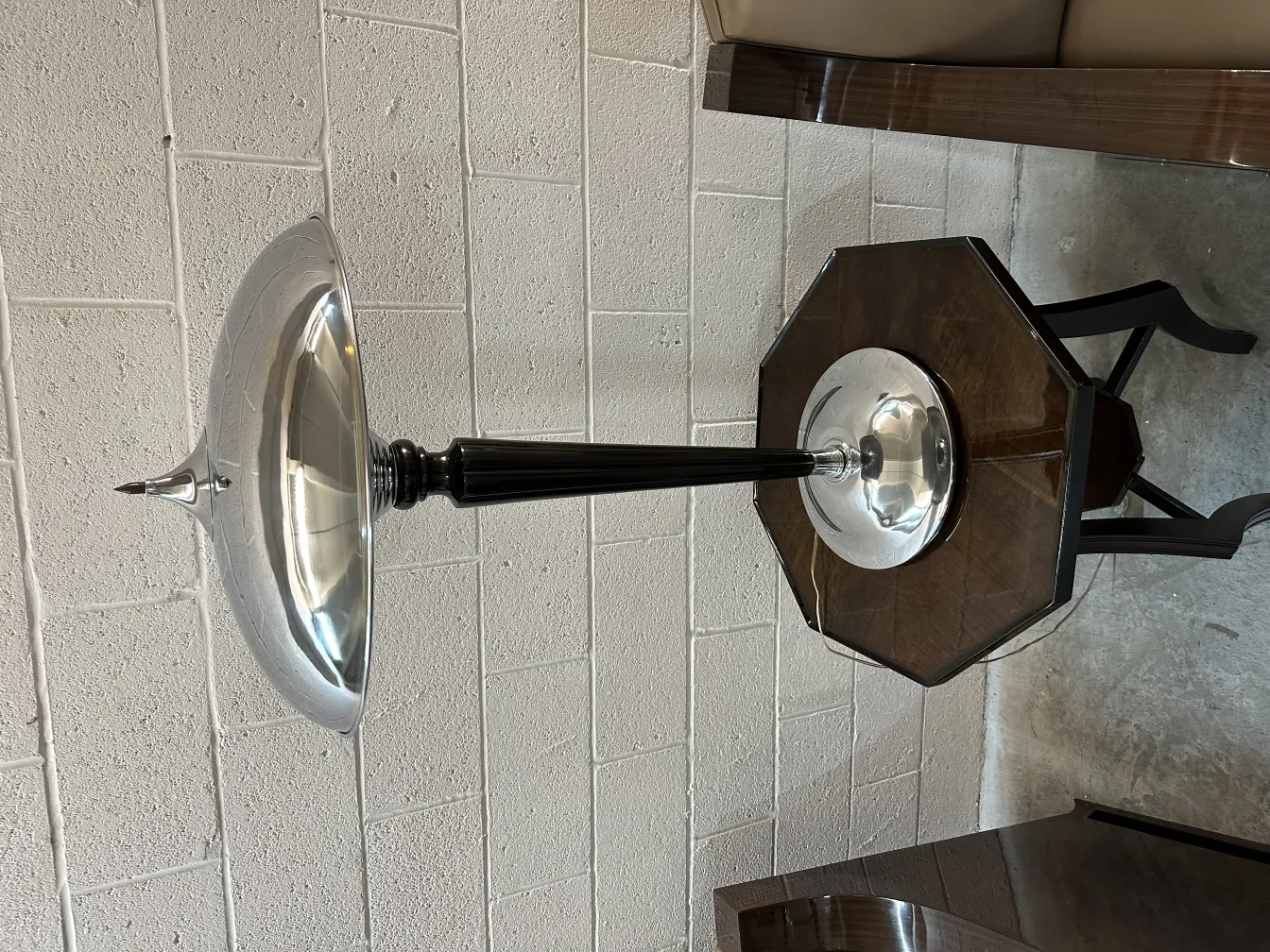 tavolino antico di forma ottagonale con base elegante