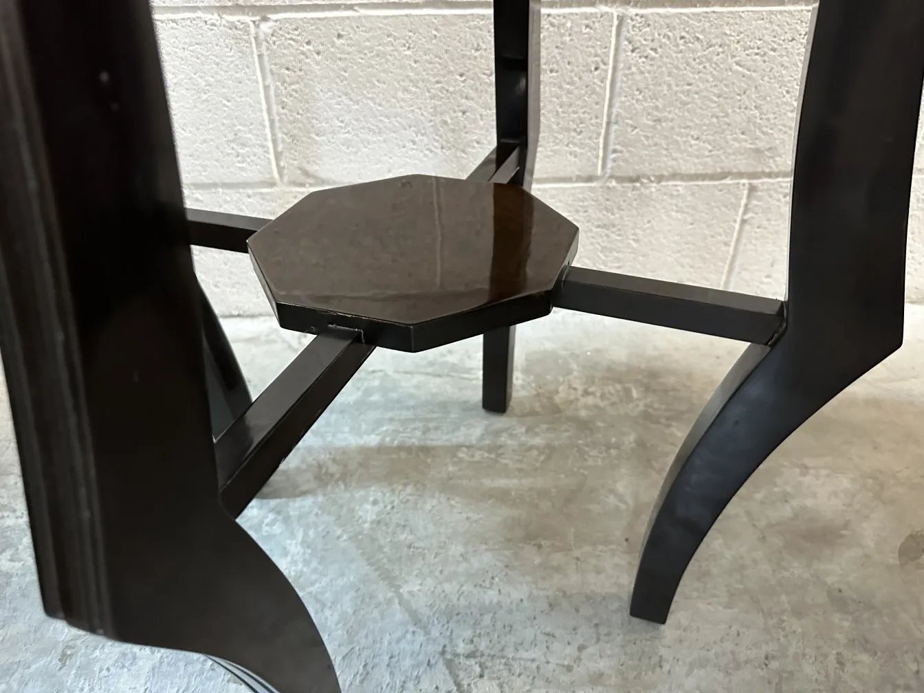 mesita antigua con base octagonal, ambiente minimalista