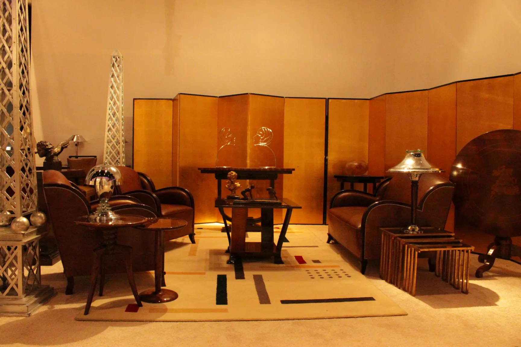 mesita antigua en un ambiente acogedor con sillones