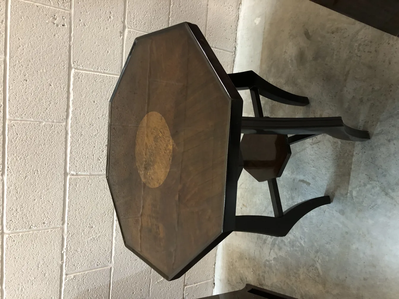 mesinha antiga octogonal com design único em ambiente neutro