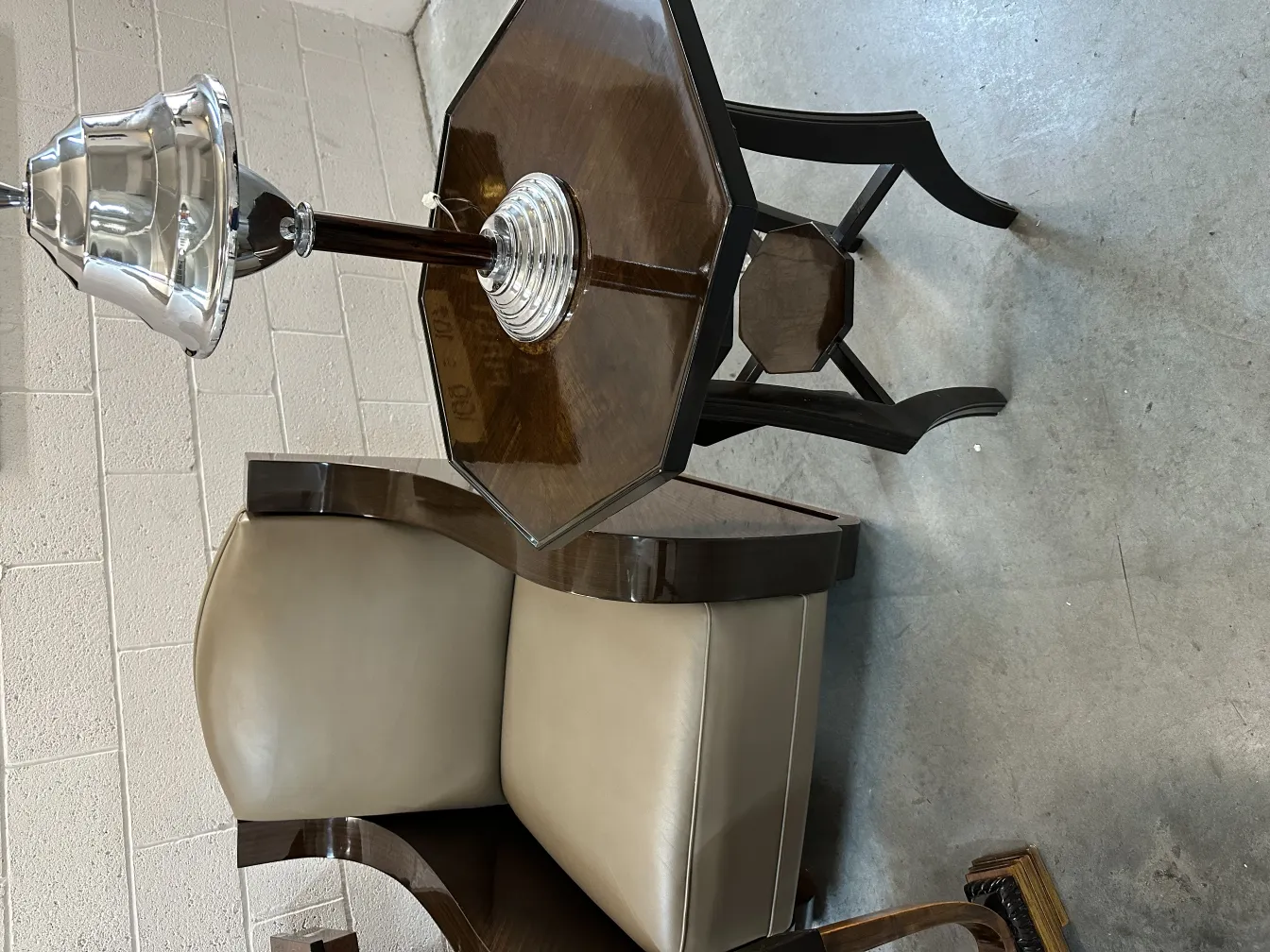 petite table ancienne avec lampe dans un environnement simple