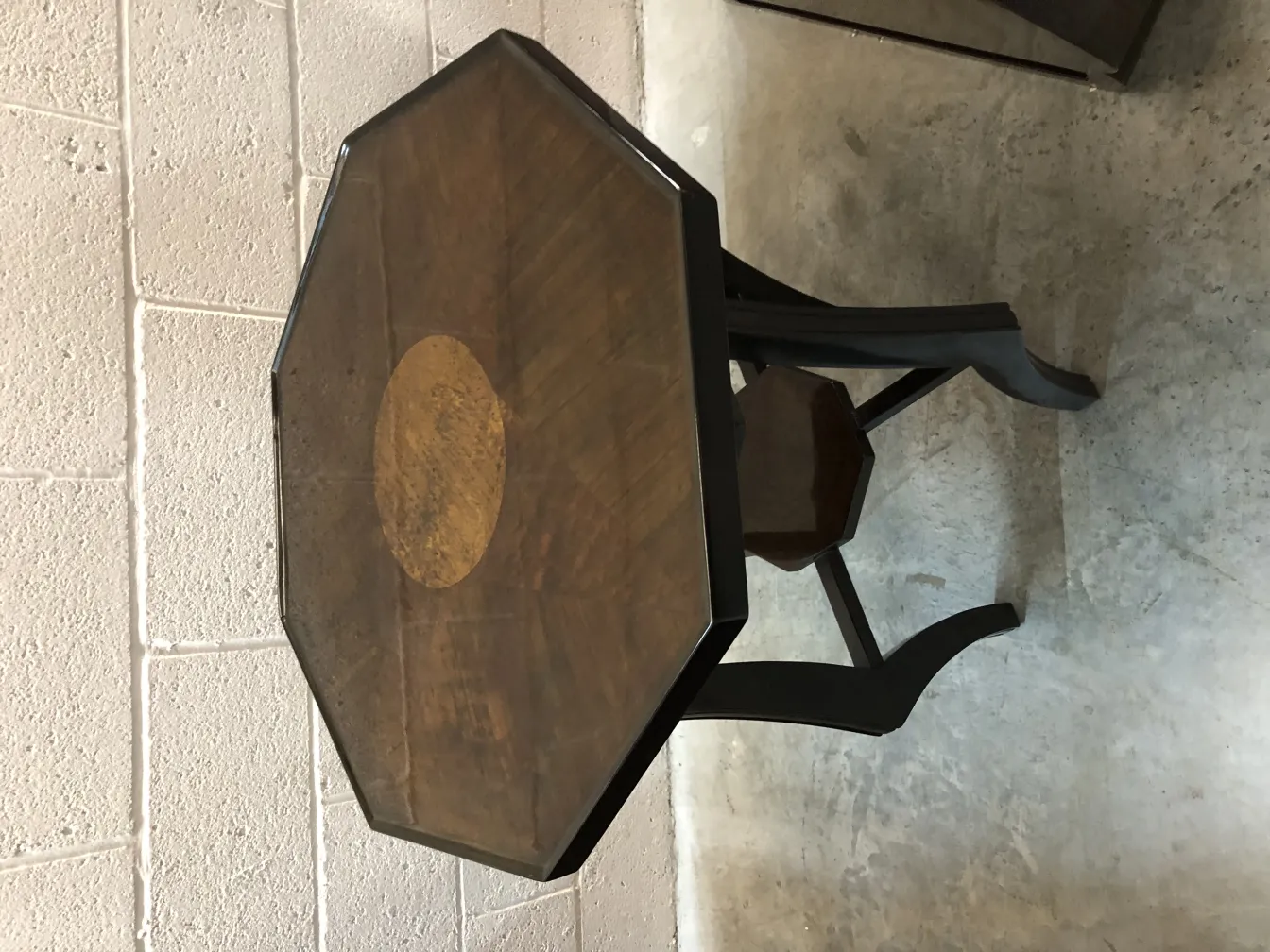 Tavolino antico ottagonale con superficie decorativa chiara