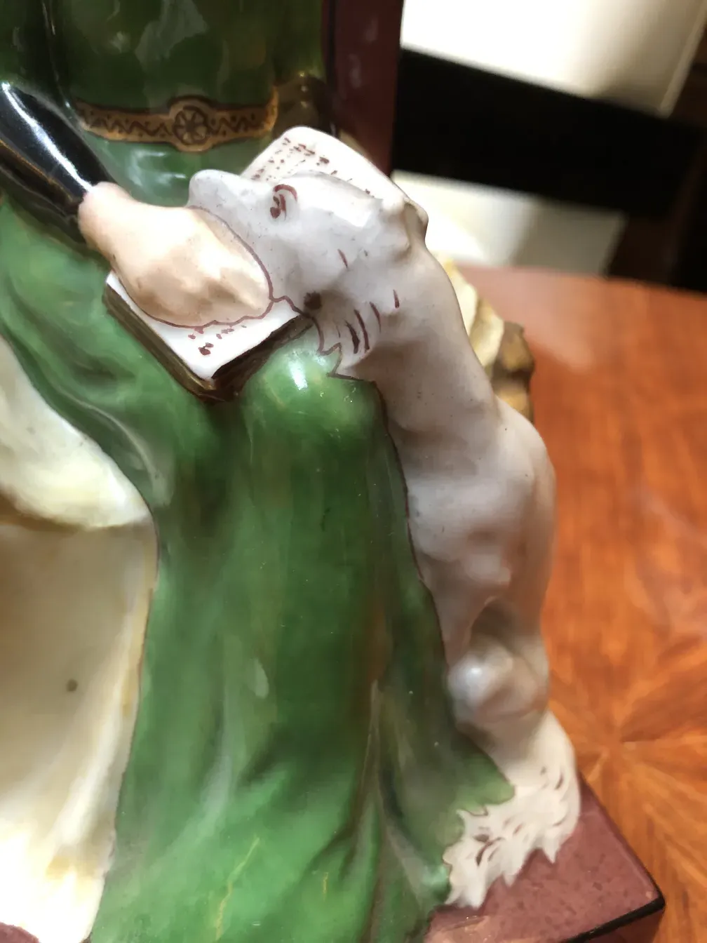 Antigo suporte para livros com um cachorro bem detalhado