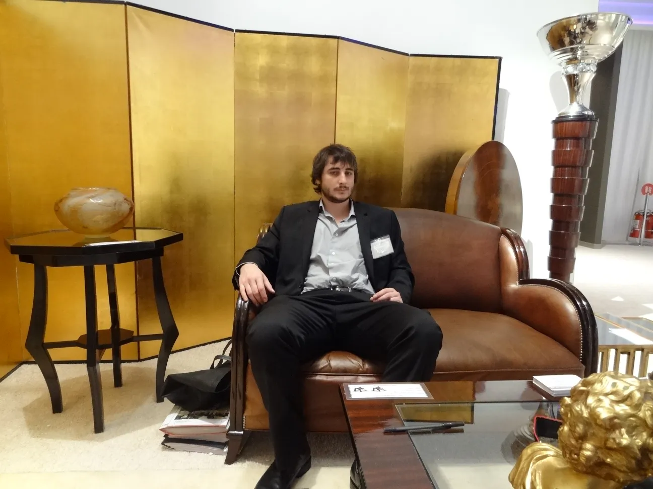 mesinha antiga com design elegante, cercada por um ambiente sofisticado