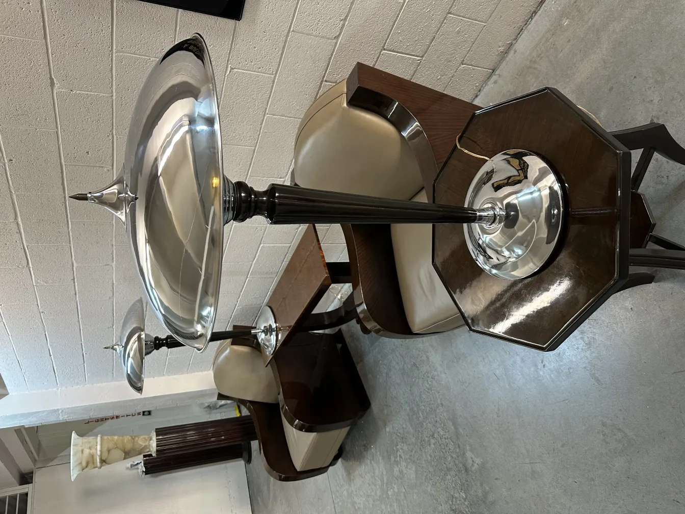 antiker kleiner Tisch mit Licht, elegant und begleitet von Stühlen, gemütliche Atmosphäre