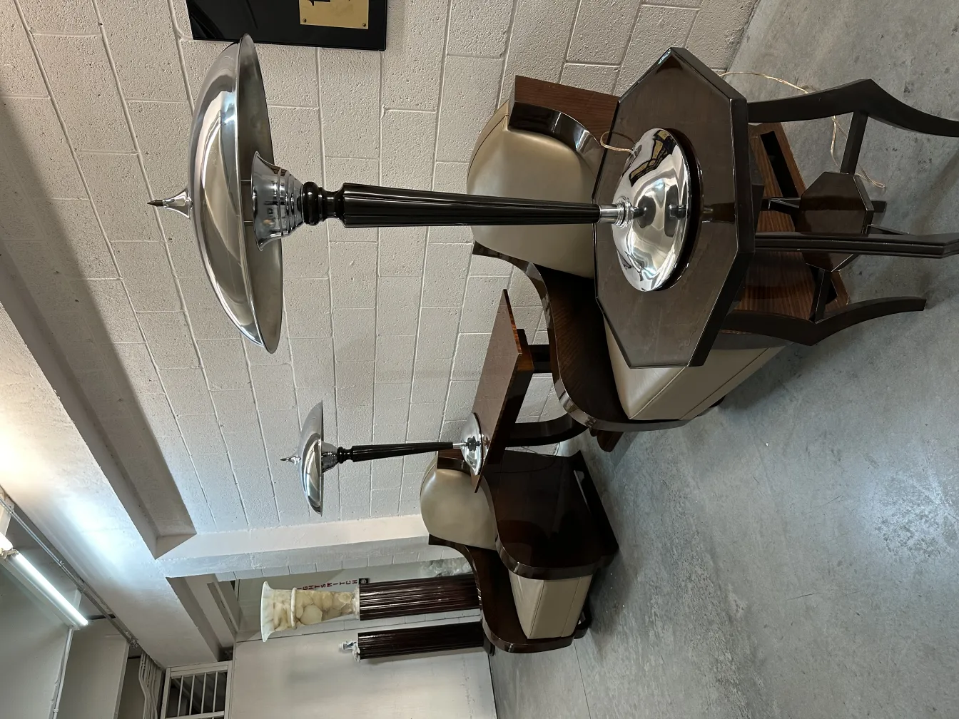 ancienne petite table à côté d'un fauteuil élégant, avec une décoration subtile