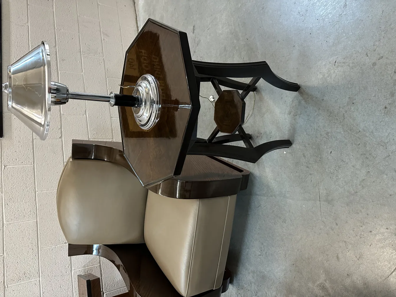 petite table octogonale ancienne avec lampe et fauteuil