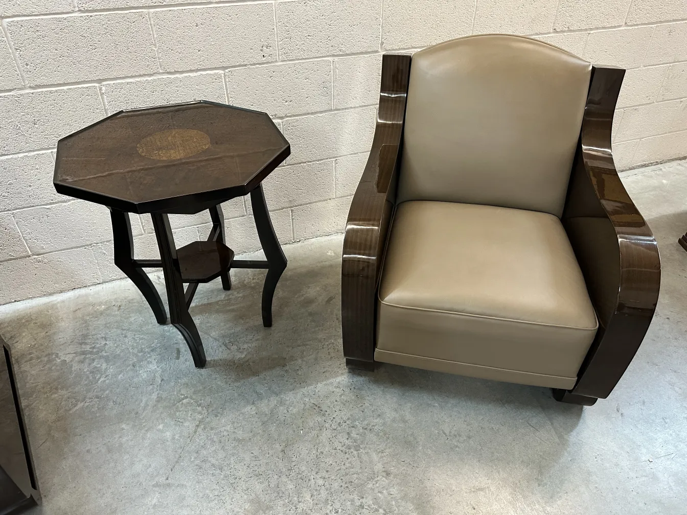 mesita antigua de forma octogonal junto a un sillón