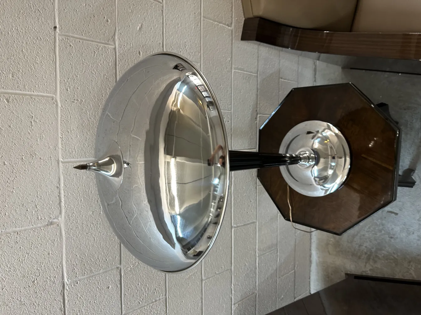 mesinha antiga com base elegante e contornos únicos, em um ambiente acolhedor