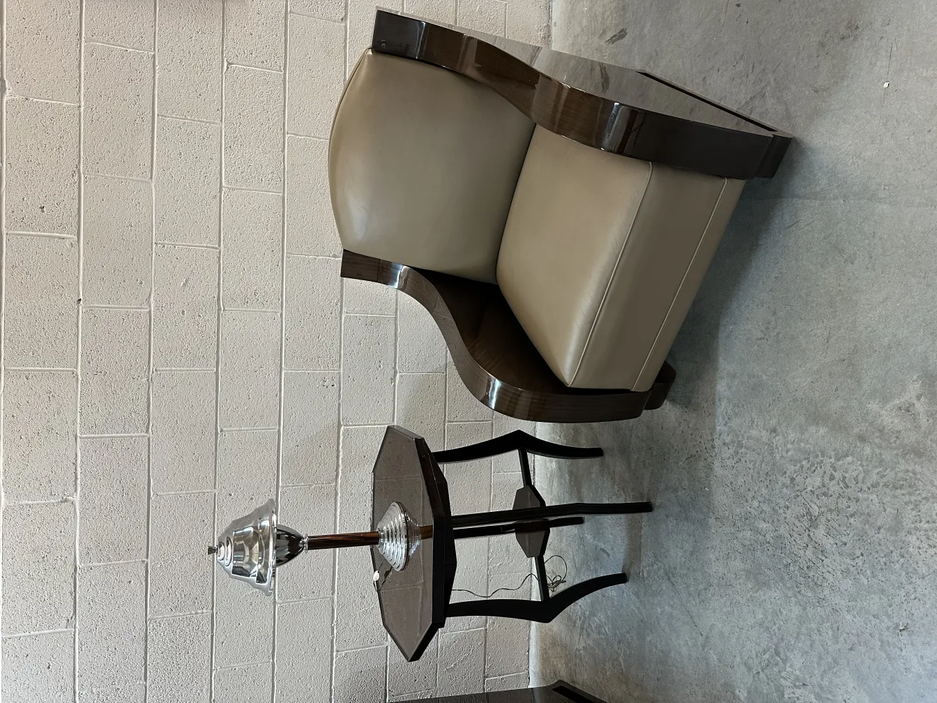 petite table antique avec lampe décorative dans un salon moderne