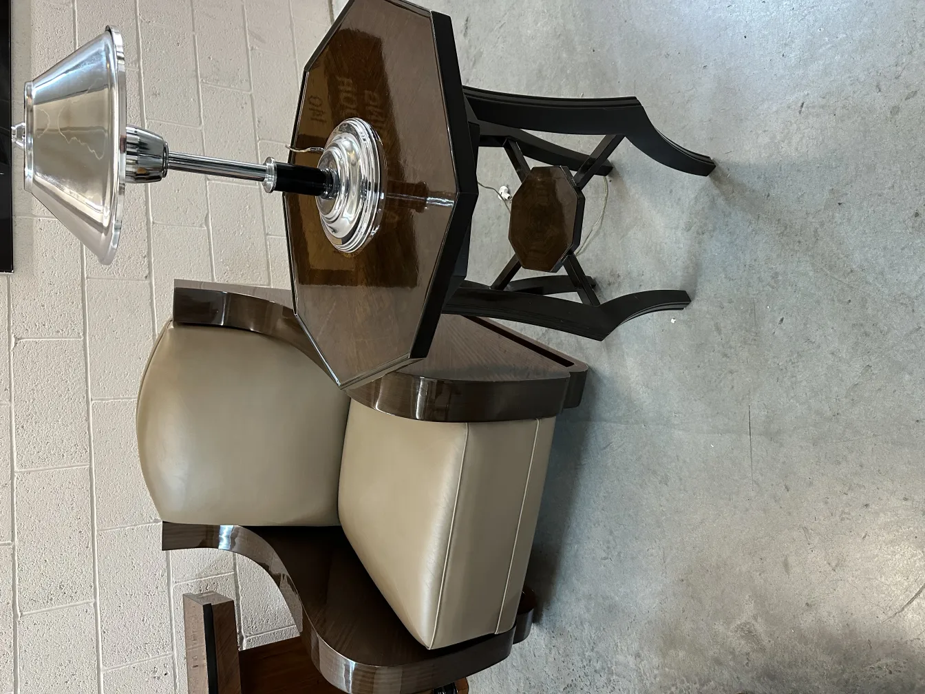 tavolino antico con lampada e sedia in ambiente elegante