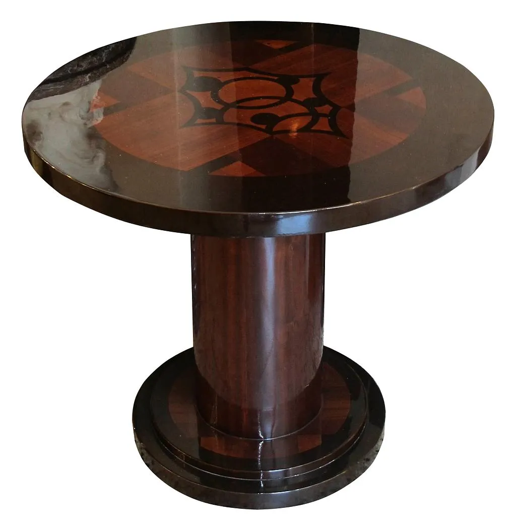 tavolino antico rotondo con dettagli decorativi