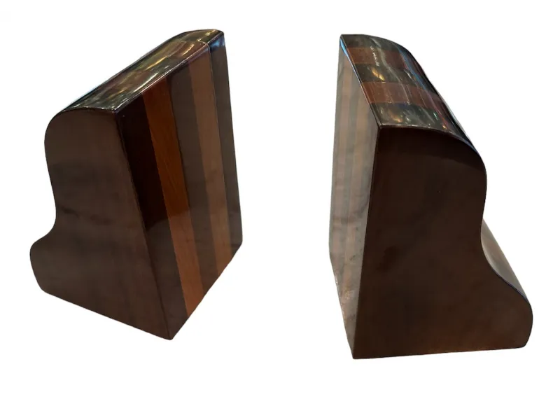 serre-livres en bois avec design courbe et couleurs variées