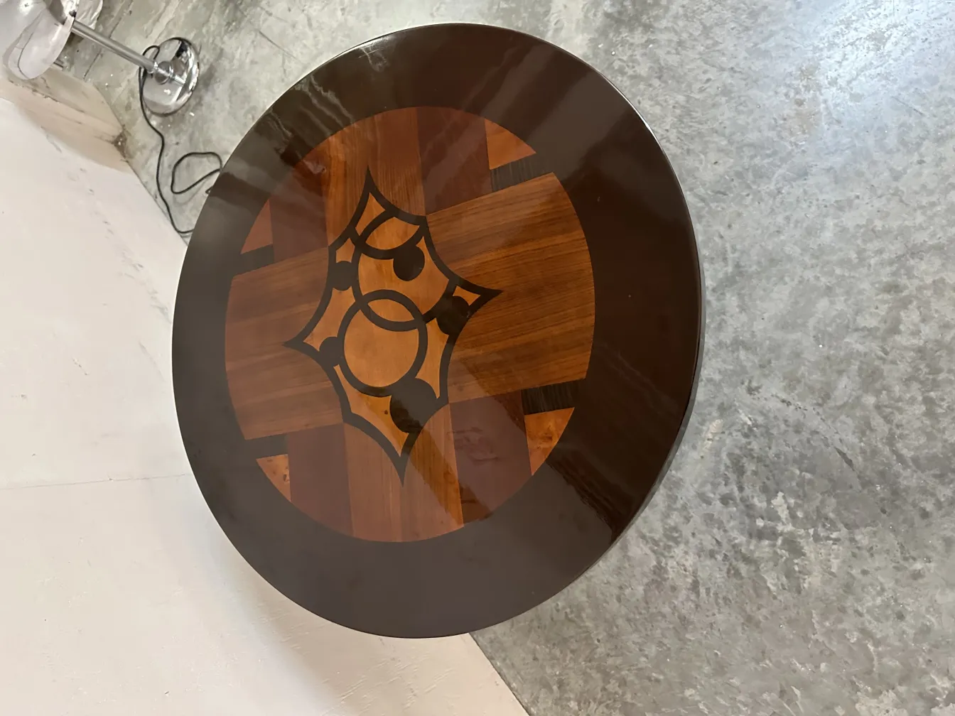 petite table ronde ancienne avec motif décoratif sur le dessus