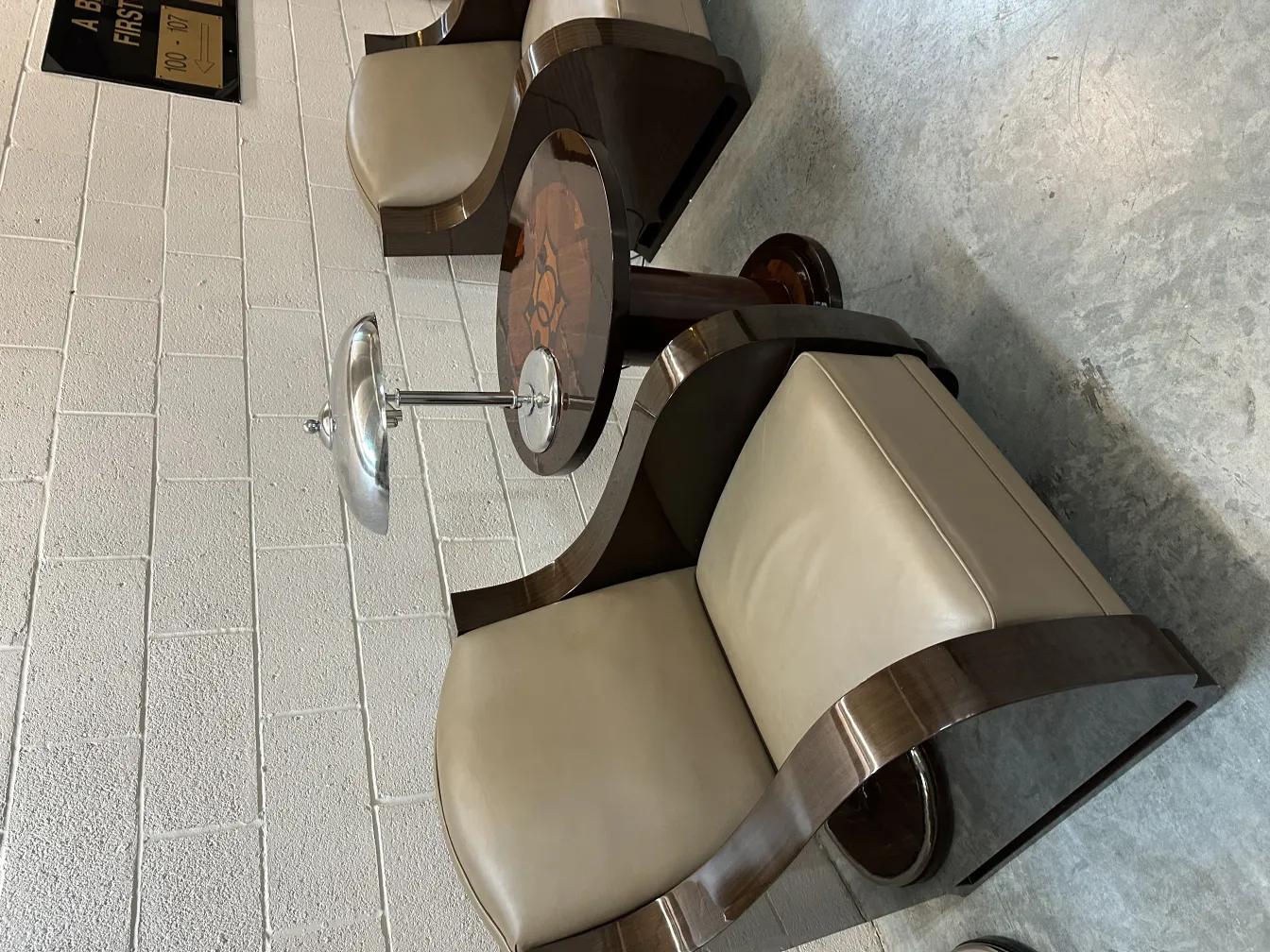 古董小桌子带托盘，浅色木材和优雅细节，现代环境中。