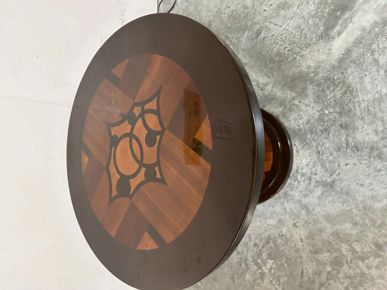 Petite table ronde antique avec détail décoratif en haut