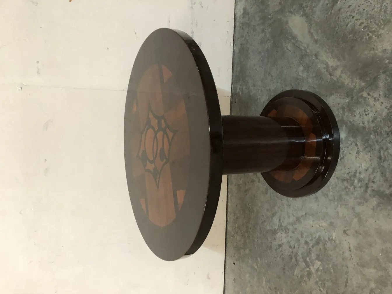 antiker runder Tisch mit detailliertem Design