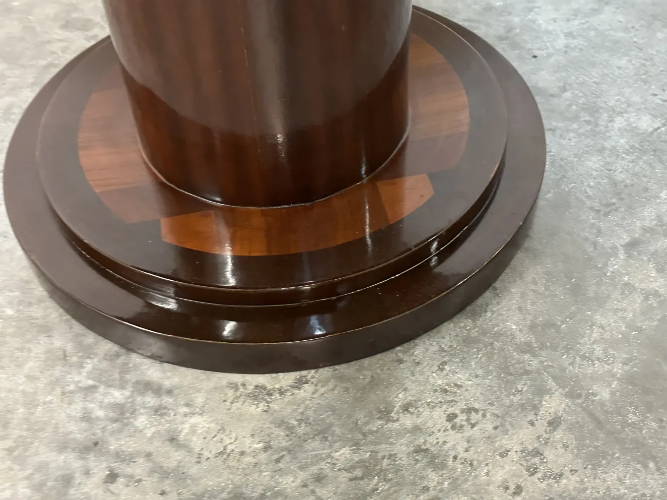 tavolino antico con base solida e design classico