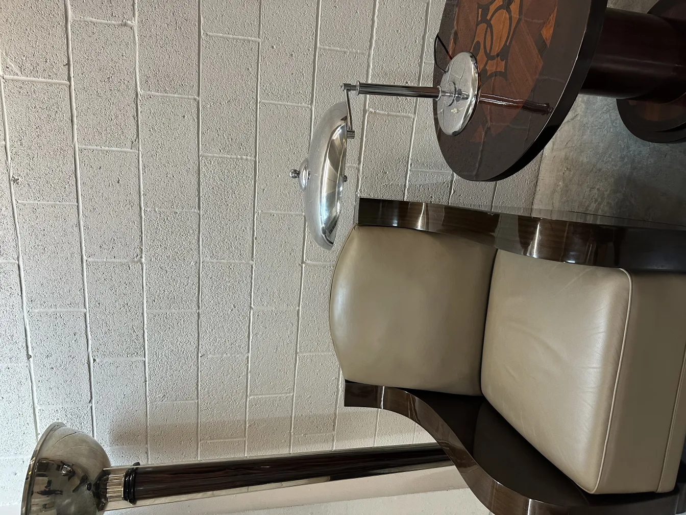 antiker kleiner Tisch mit dekorativem Design und runden Beinen in einer eleganten Umgebung